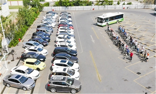 通行效率“比拼”结果惊人 同等运量私家车占道比公交车多出了14倍