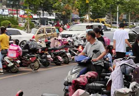 临沂三河口小学门前交通亟待解决