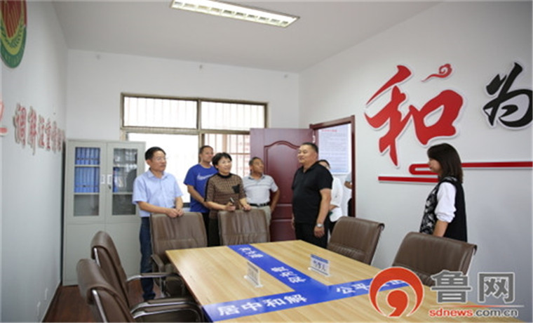 枣庄市山亭区委常委、政法委书记李霞到山城街道检查指导普法宣传工作