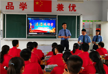 青春色彩和为美，与法同行天地宽