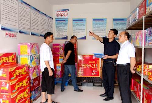 郯城县花园镇严格规范烟花爆竹直营店管理