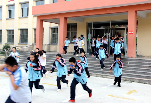 郯城县沙墩中学进行消防安全演练