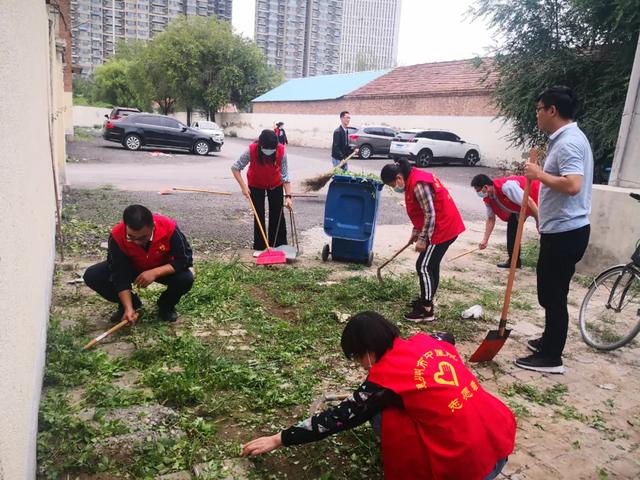 德州市中医院党员志愿者开展“美化环境”社区清洁活动