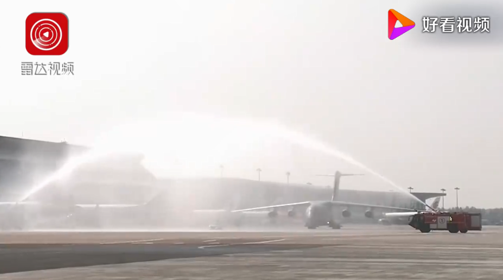 英雄归来！机场水门最高礼遇迎接烈士遗骸