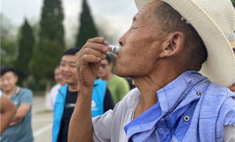 “斗酒”大会“闹”热古镇兰陵