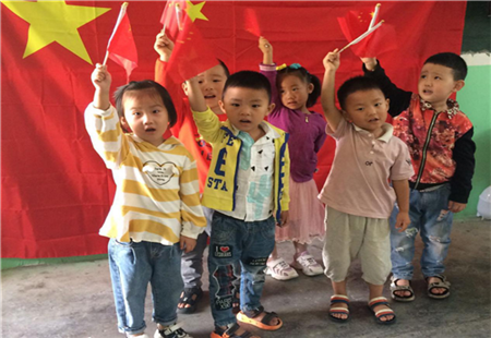 桃花幼儿园举行“迎中秋庆国庆活动”