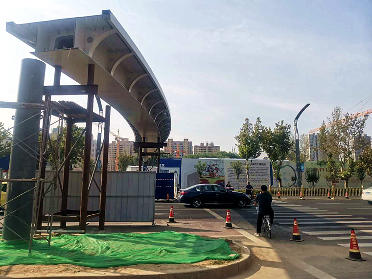 菏泽：中华路人行天桥框架结构已经立起