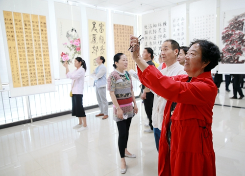 “中国梦·劳动美·祖国颂”全县职工书画摄影展开幕式暨县工人文化宫揭牌仪式举行