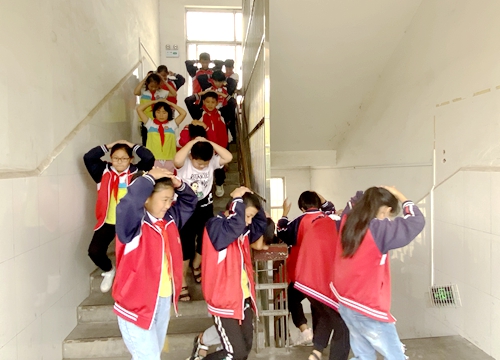 郯城县泉源镇泉源小学组织开展防震演练活动