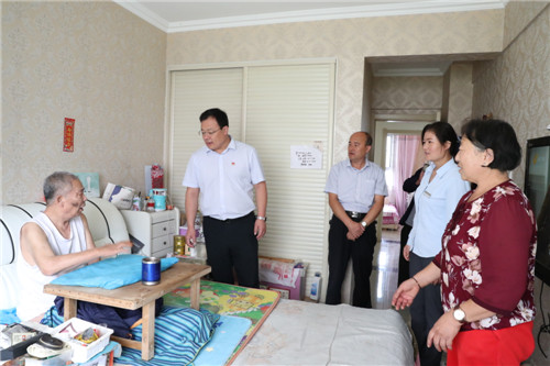 沂南农商银行党员到“双报到”社区开展“双节”走访慰问活动