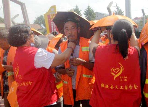 郯城县义工联合会为杨集环卫工捐赠遮阳伞