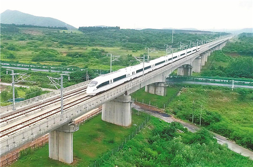 『十三五』前四年地区生产总值年均增长百分之八点二