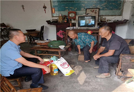 山亭区综合行政执法局节前走访贫困户真情关怀暖人心