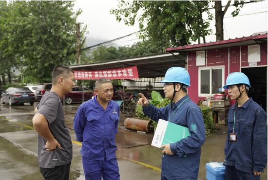 国网杭州市富阳区供电公司：惊险一瞬，冒雨抢修云水湾
