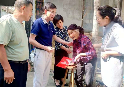 “双节”来临郯城向19位烈士遗属送上祝福