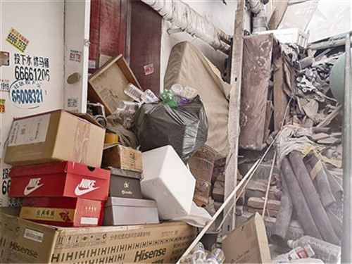 杂物堆得满当当，楼道变身垃圾场