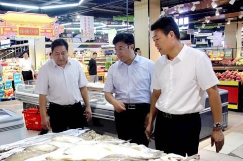 王立军带队督导“双节”期间食品安全工作