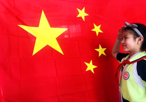 郯城县高峰头镇中心小学举办“向国旗敬礼，做时代新人”主题演讲比赛