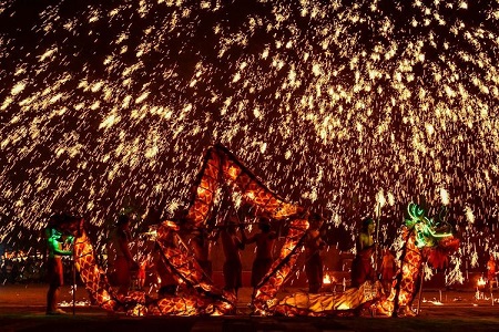 组图丨火龙钢花舞 古城庆“双节”