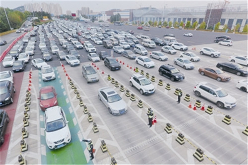 青岛节日期间城市运行平稳有序 市民游客感受城市的方便温馨