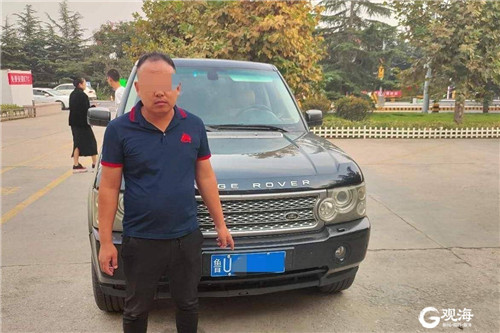 男子无证驾驶被高速交警拦查，人脸识别竟是网上通缉在逃人员！