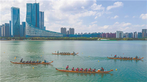 天鹅湖上赛龙舟