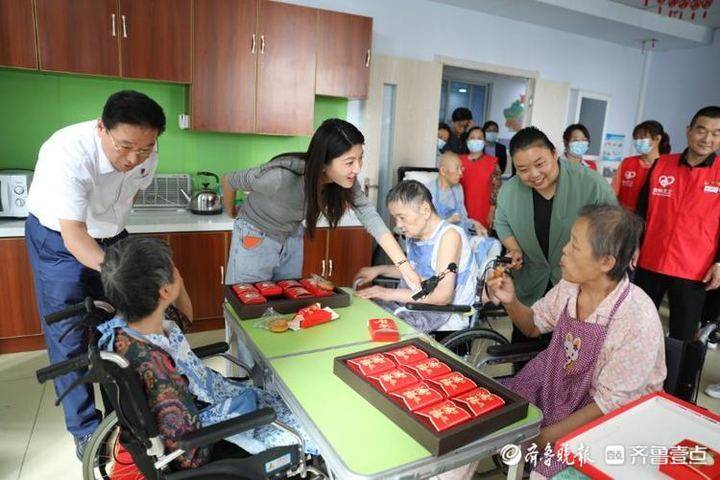 德州漱玉平民大药房、德州义工志愿者联合会陪康养中心老人共度中秋