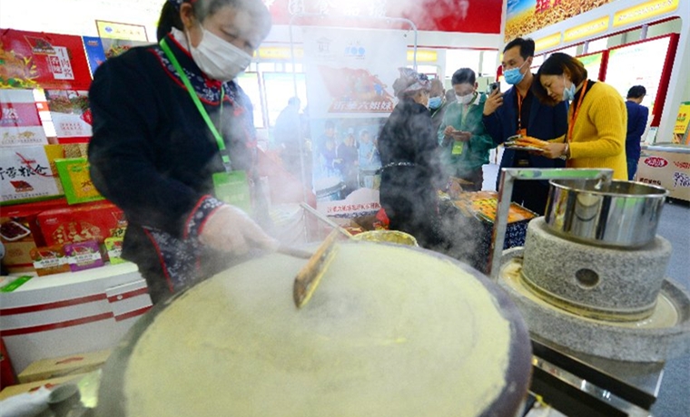 现场摊煎饼，请客商品尝“临沂味道”