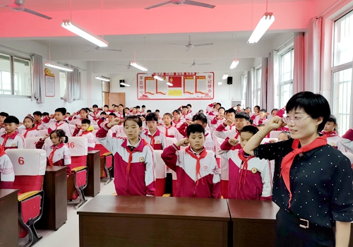 郯城县归昌乡小学举行新队员入队仪式