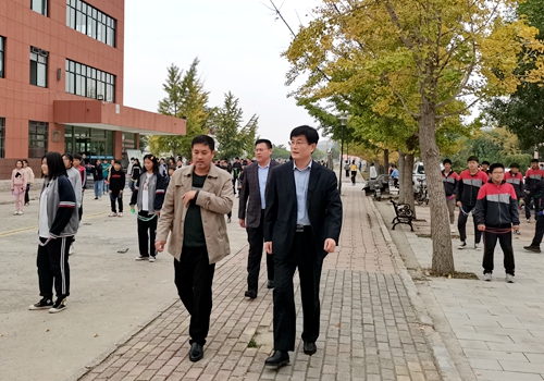 郯城县教育和体育局党组书记、局长李新建到杨集镇中小学调研