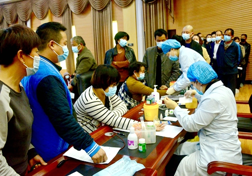 郯城县李庄镇：500余名干部群众挽起袖子献爱心