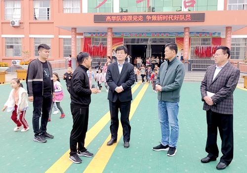 郯城县教体局党组书记、局长李新建到新村开发区中心小学调研