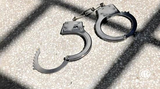 公安分局局长“卖官” 妻子整容花掉数百万元