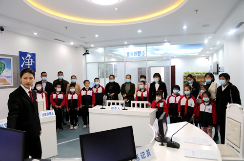 郯城法院：对小学生进行体验式普法