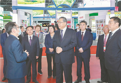 李锦斌李国英巡视农交会展馆