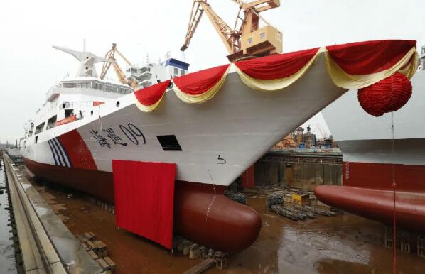 我国自行研制的万吨级海巡船在广州下水