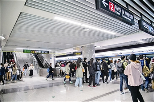 从2015年的12公里到2020年年底的245公里—— 5年，青岛地铁“长”了20多倍 