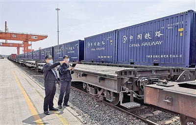 青岛海关优化口岸物流监管模式，打通海铁衔接“最后一公里”，助力上合示范区发展