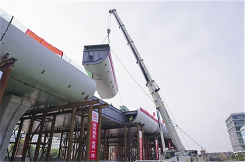 青岛新机场高速连接线跨黑龙江路钢构桥合龙