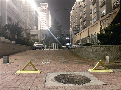 地锁如此“霸道” 健身场变身停车场