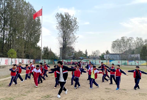 新时代艺起来！郯城县开展新文艺青年文化进社区暨街舞公益课堂活动