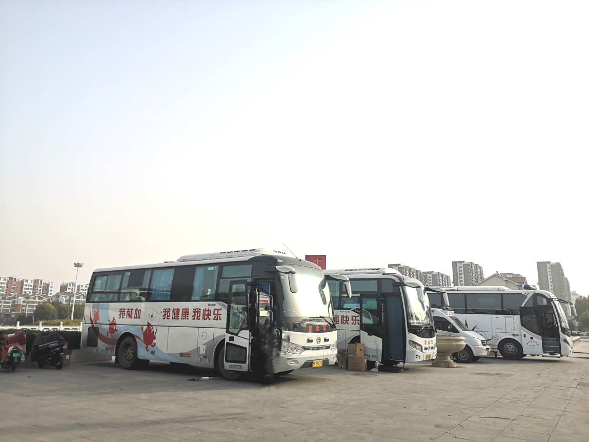 秋日收获暖暖“热流”德州市中心血站采血车开进庆云县