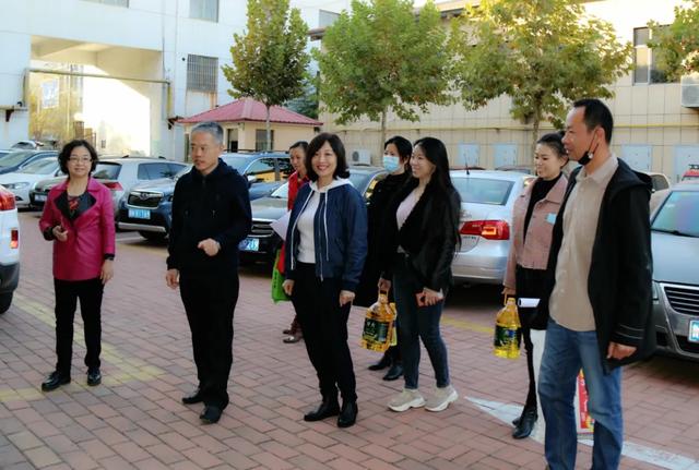 情系重阳丨德城区法院看望慰问离退休老同志