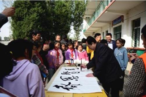 河南南阳市卧龙区：文化扶贫点亮乡村文明