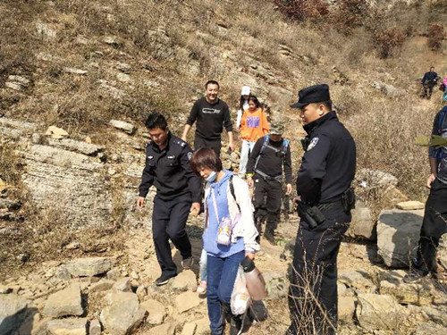 游客迷路红叶谷，蒙山公安民警深山搜救