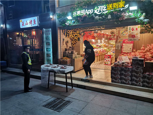 超90处占路经营被清理 崂山区开展综合执法夜查行动