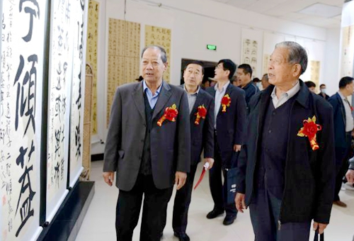 郯城：古稀老人郑安民展书法作品庆金婚