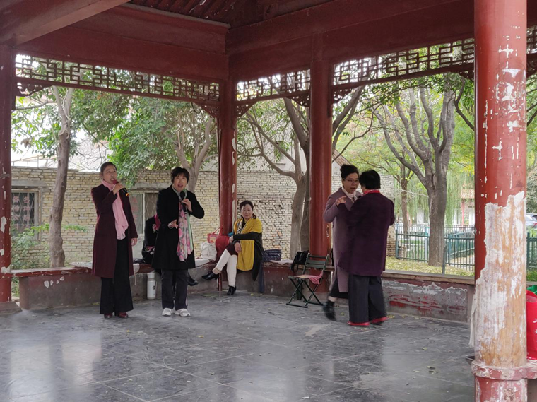 菏泽：市民在公园里唱戏、遛鸟、纳凉 其乐融融！