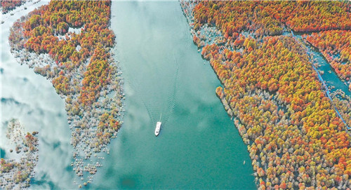 一泓秋水映长天