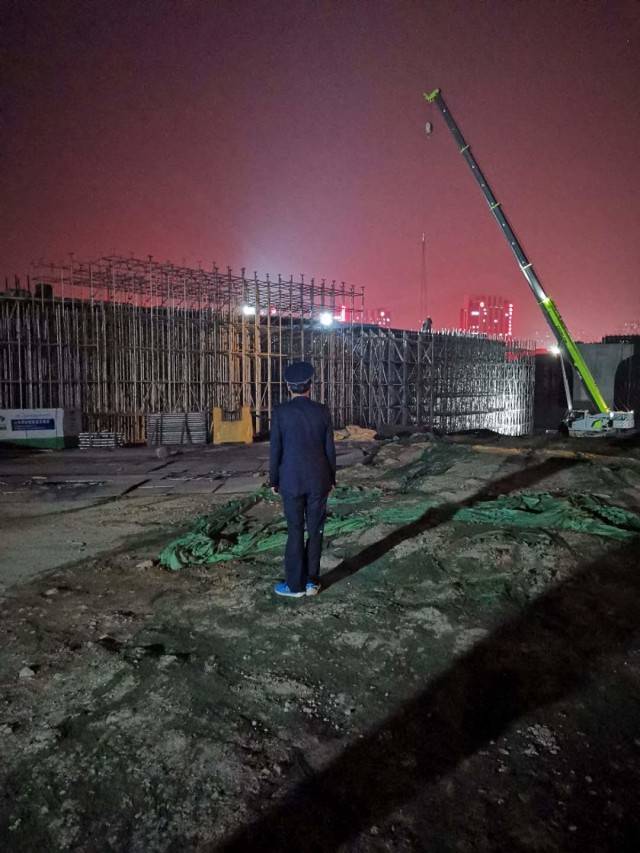 临沂城管滨河景区一大队加大扬尘污染治理力度